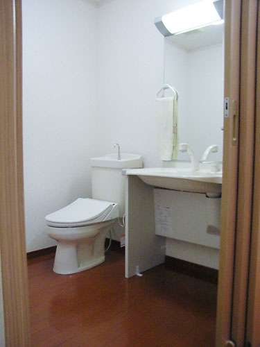 車椅子に対応したトイレ、洗面台